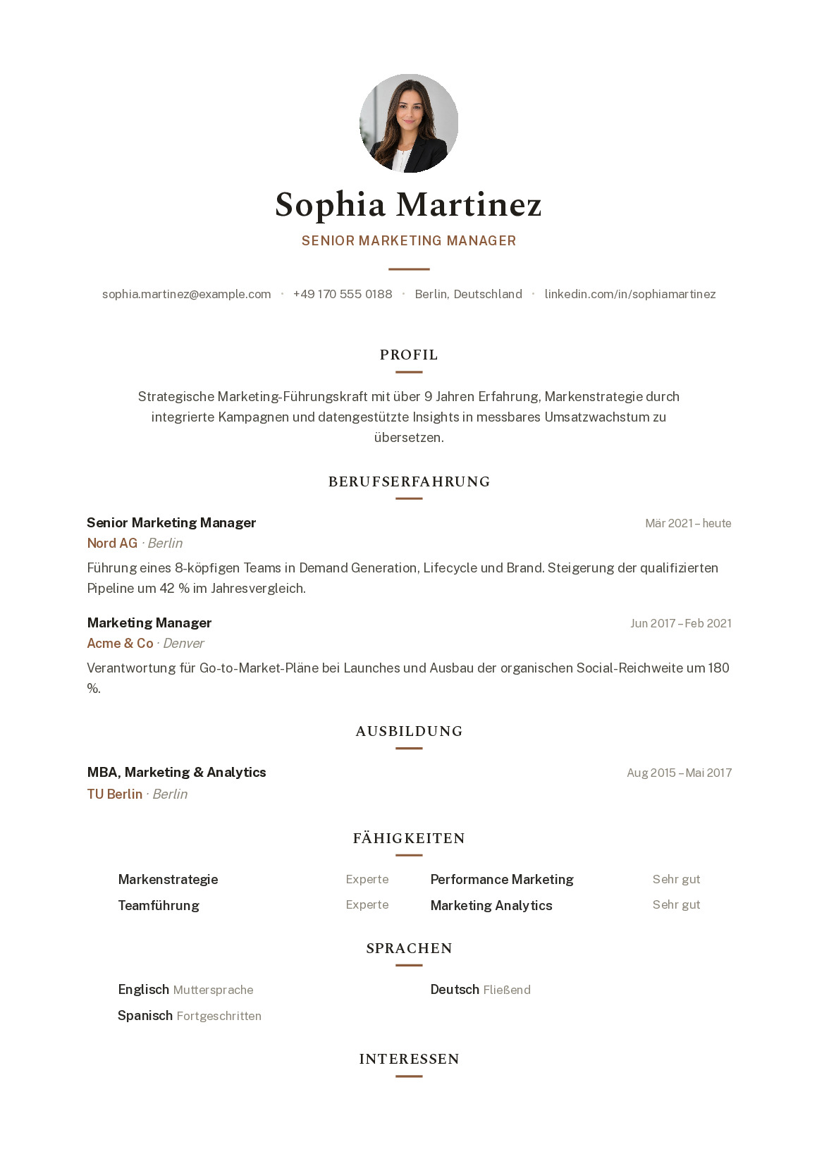 CV template Dresden: Centred header with a classic feel – serious and restrained.