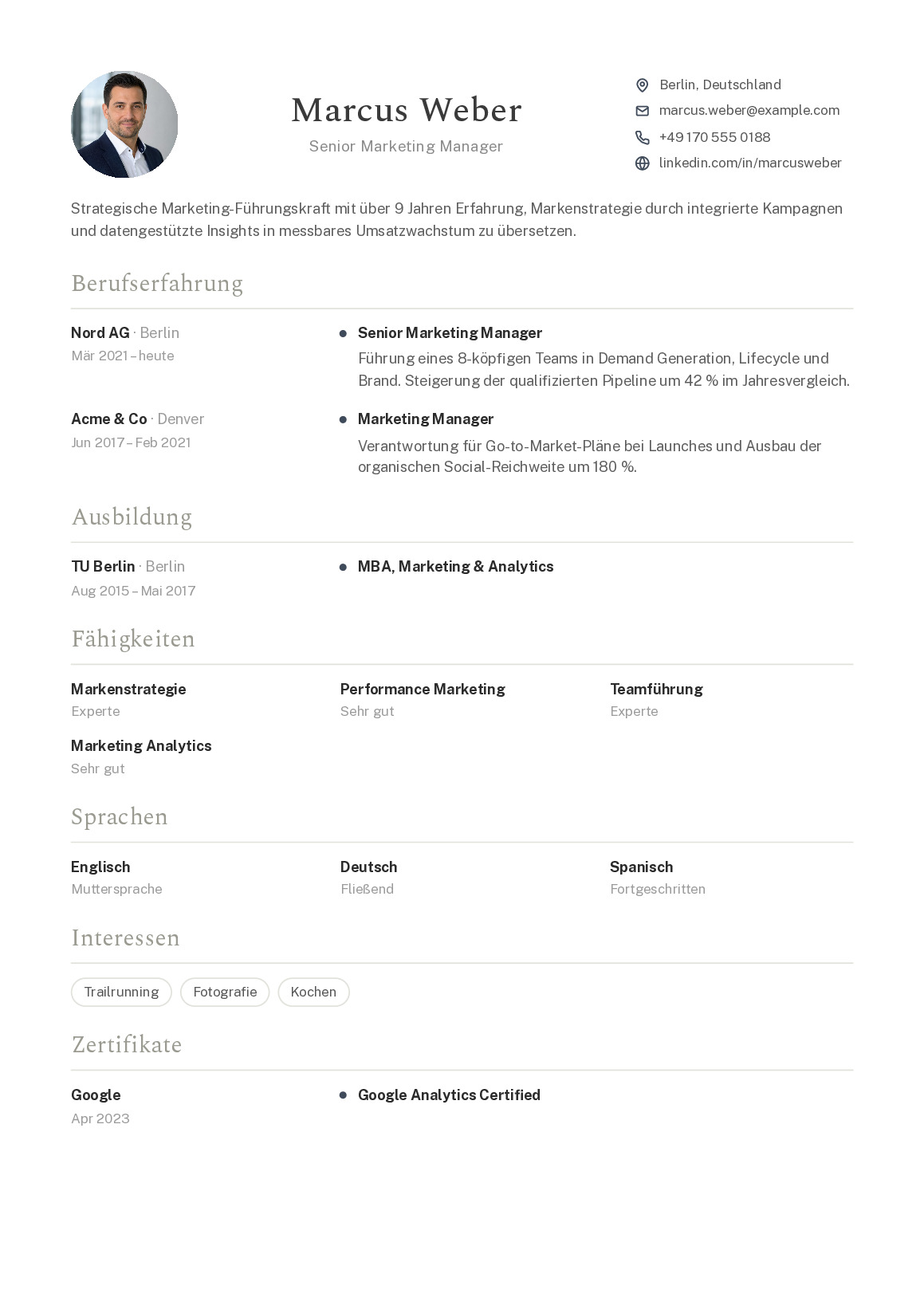 CV template Hamburg: Plenty of white space, a serif typeface and an initials monogram – calm and premium.