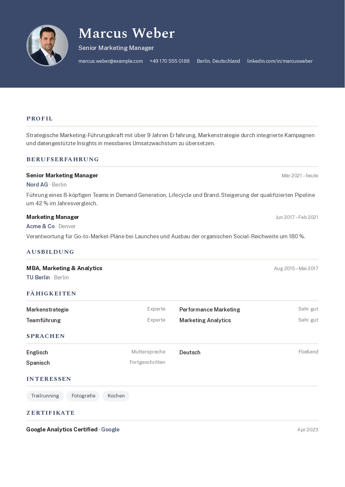 CV template Wien: Dark blue header bar with a clear typographic hierarchy – factual and confident.
